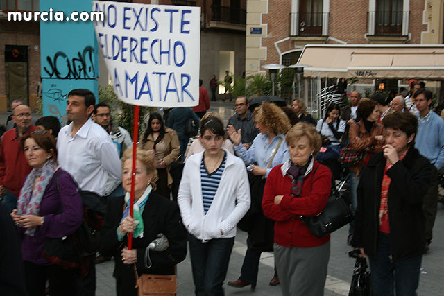 Casi 2.000 personas participan en el rezo del rosario 