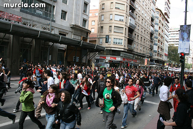 Un millar de estudiantes protestan contra el proceso de Bolonia en Murcia - 57