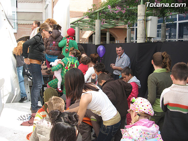 EXITOSA ACOGIDA DE PBLICO A LA CELEBRACIN DE LA PRIMERA EDICIN DEL EL DA DEL COMERCIO CON GEGUSTACIONES Y DESFILES EN LA PLAZA DE LA BALSA  - 159