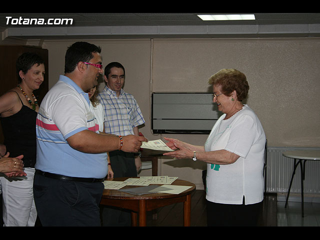 LOS USUARIOS DEL CENTRO MUNICIPAL DE PERSONAS MAYORES RECIBEN LOS DIPLOMAS POR HABER PARTICIPADO EN LOS DISTINTOS TALLERES IMPARTIDOS A LO LARGO DEL AO  - 65