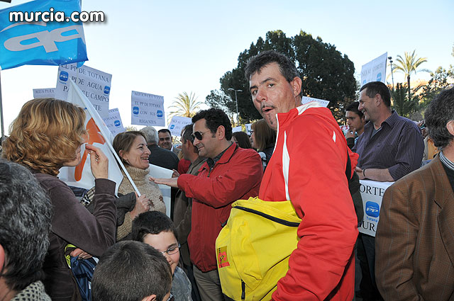 Cientos de miles de personas se manifiestan en Murcia a favor del trasvase - 107