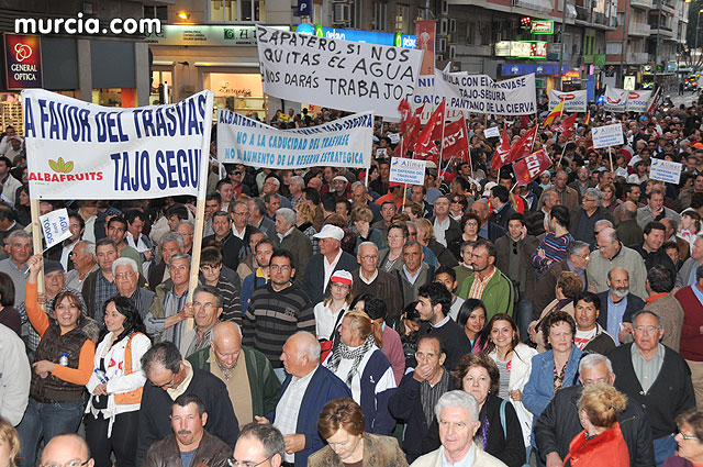 Cientos de miles de personas se manifiestan en Murcia a favor del trasvase - 408